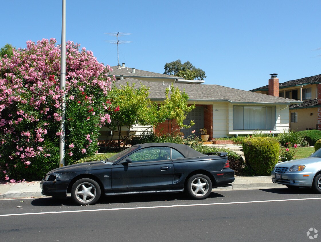 Primary Photo - 696 Harvard Ave