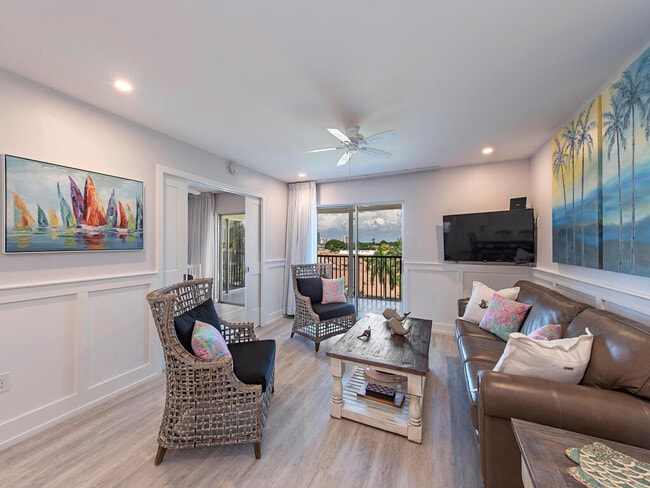 Sala de estar espaciosa y elegante - 555 Park Shore Dr