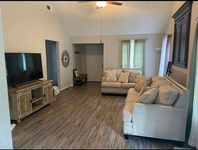 Building Photo - 3721 Phelts Dr