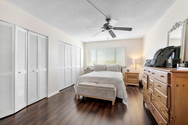 Foto del edificio - 125 Shore Ct