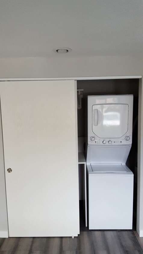 Washer/Dryer - 303 Gage Blvd