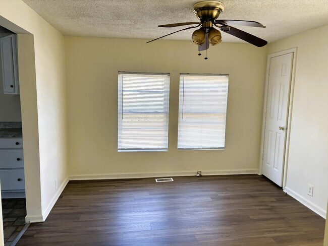 Foto del edificio - 118 Nat Barber Ave