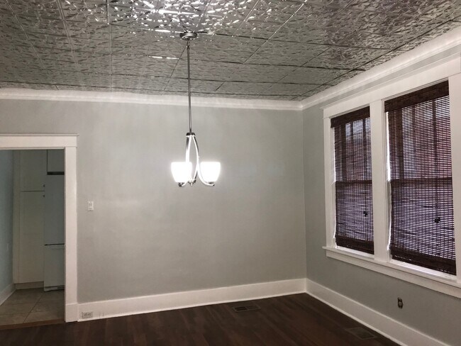 Building Photo - Renovated 3 BR-2 BA Cooper-Young Bungalow....