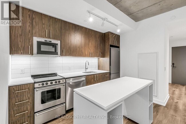 Building Photo - 115 Larchmount Ave