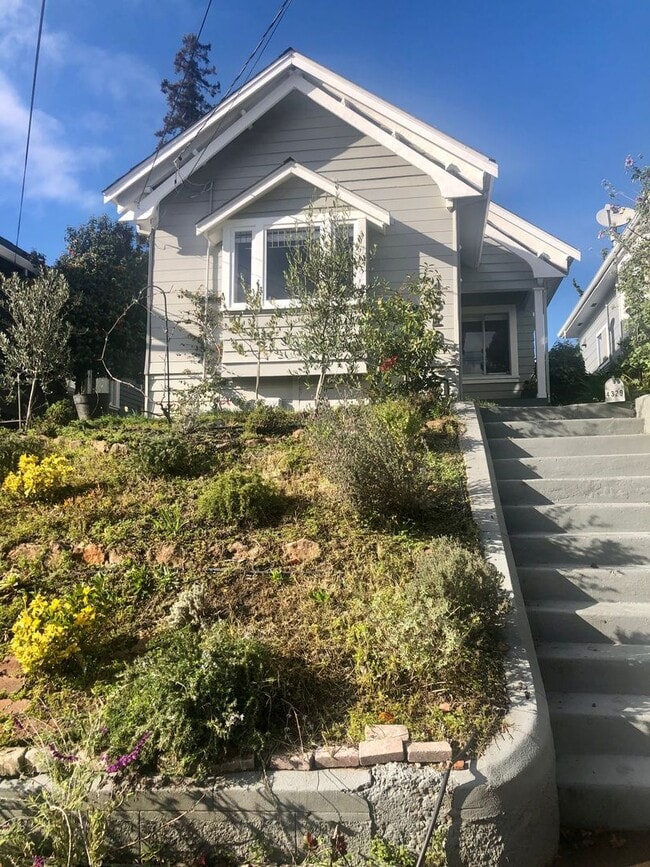Building Photo - Sunny one bedroom house surrounded by lush...