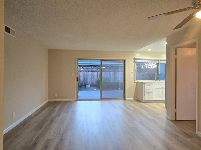 Building Photo - 6003 Paxton Ct
