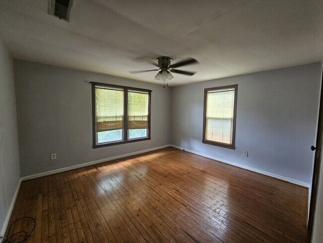 Foto del edificio - "Charming 2-Bedroom Home with Gleaming Hardwood Floors Ready for Move In!