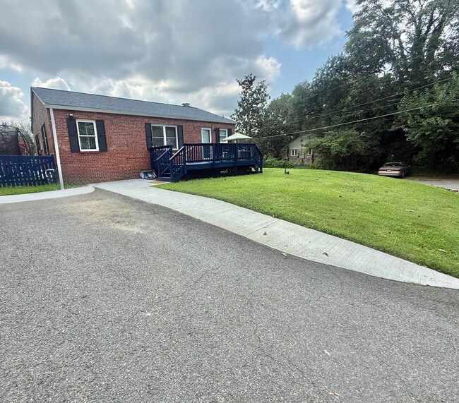 Building Photo - 2712 James Dr