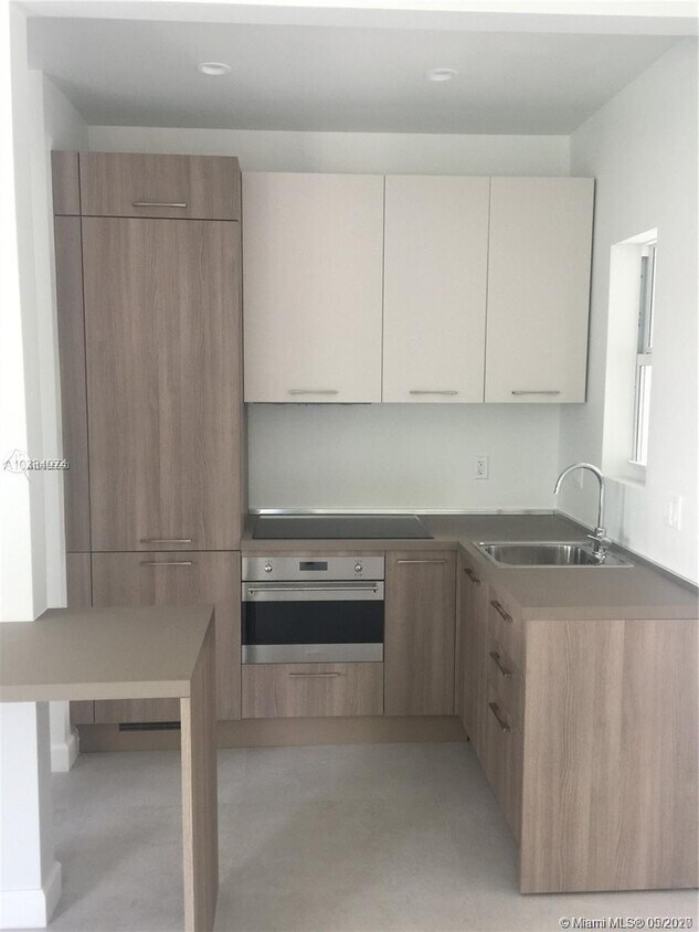 Foto principal - 245 NE 33rd St