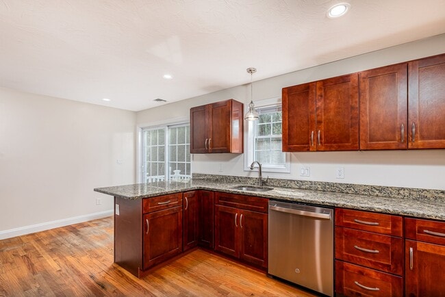 Building Photo - 12 Woodbury Ct