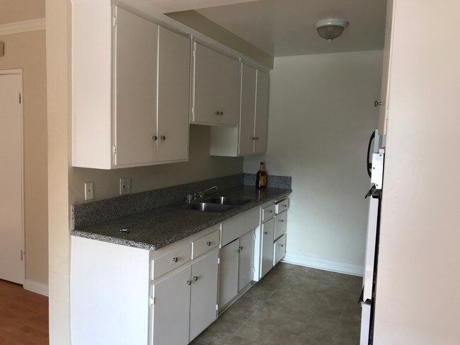 Building Photo - 410 N Maple Dr