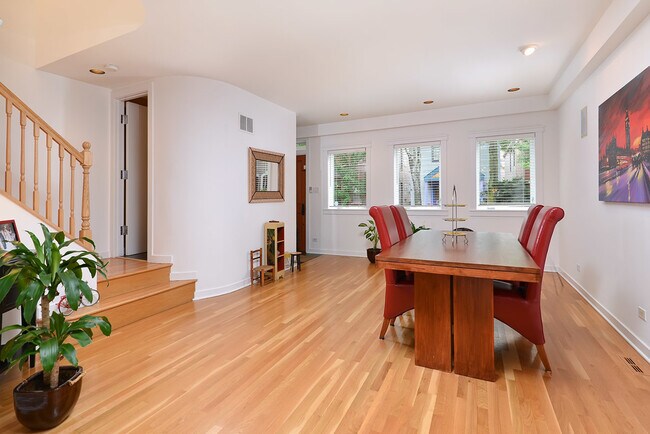 Foto del edificio - 2317 N Greenview Ave