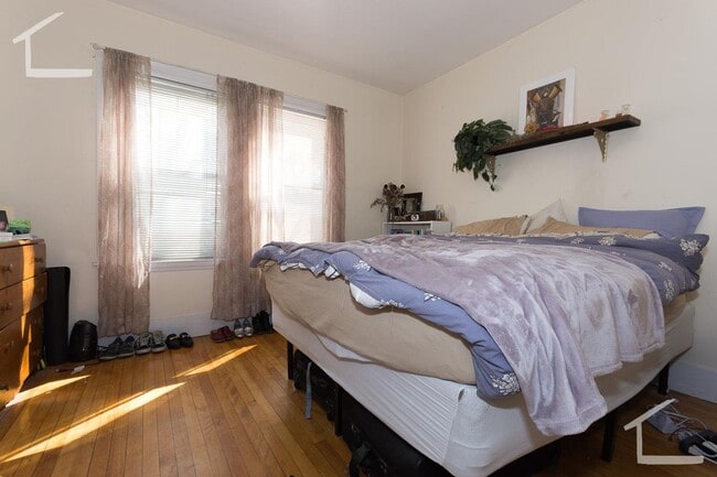 Building Photo - Bright 3 bedroom