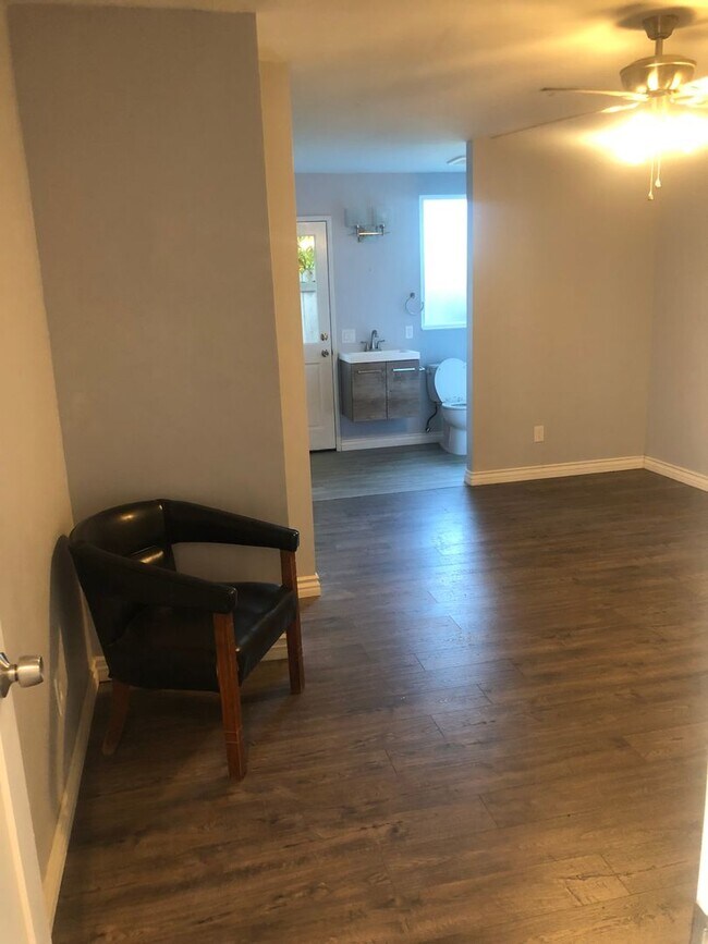 Building Photo - Super Cute 2 bedroom/2 bath Single Story D...