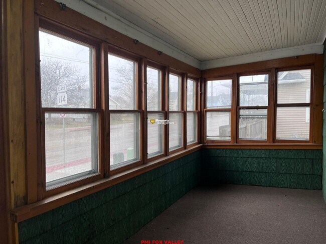 Foto del edificio - Charming 3-Bedroom Home in Menasha, WI with Spacious Layout!