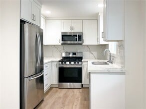 Building Photo - 206 Avenida Victoria