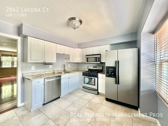 Foto del edificio - Spacious & Sophisticated Merrifield Townho...