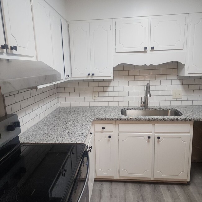 Building Photo - Remodeled Townhouse Apartment in the Heart...