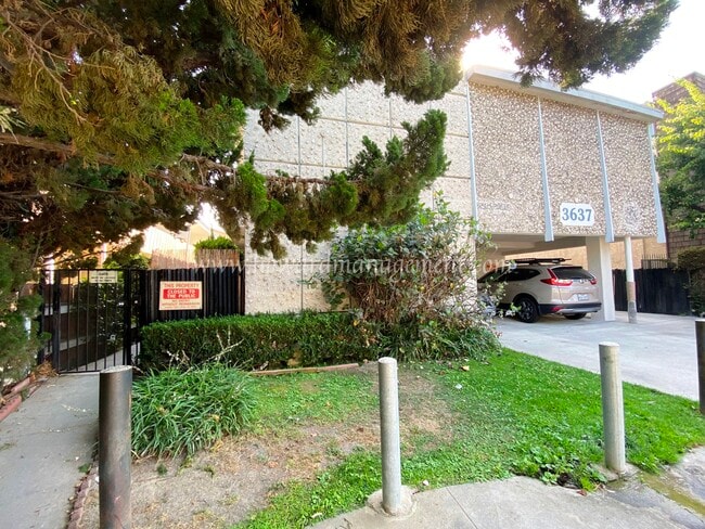 Building Photo - 3637 Mentone Ave