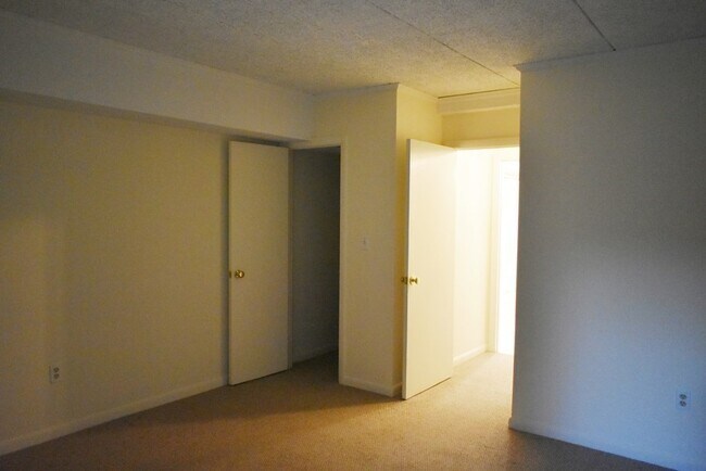 Building Photo - 55 Broadlawn Park