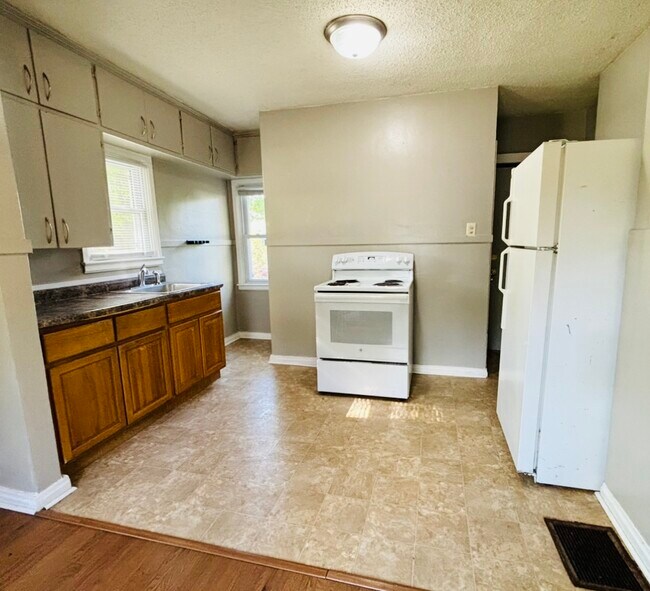 Kitchen - 605 Peek St