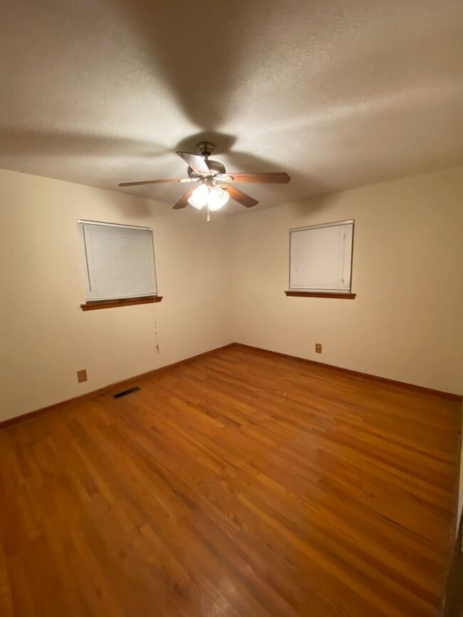 Building Photo - 3 Bedroom 1 Bathroom House with carport on...
