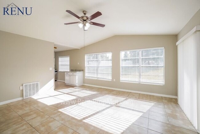 Foto del edificio - SPECIAL: $0 Application Fee. 50% off the f...