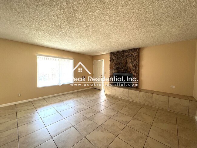 Foto del edificio - Spacious Elk Grove 2bd/2ba Triplex