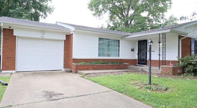 Photo - Spacious Modern 4 bedroom, 1 Full Ba, 2 Half bath House
