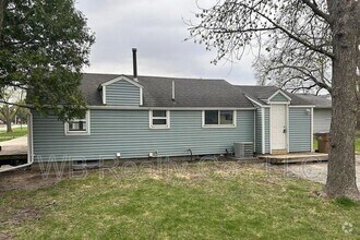Building Photo - 310 SE Jacob St