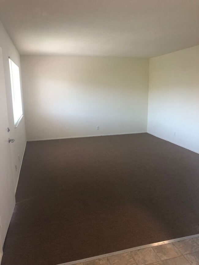 Building Photo - Completely Remodeled 2 Bedroom AVAILABLE NOW