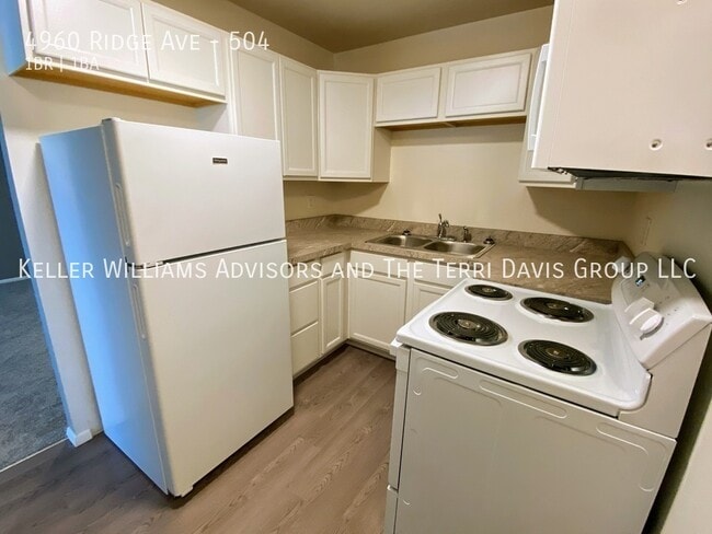 Building Photo - 4960 Ridge Ave