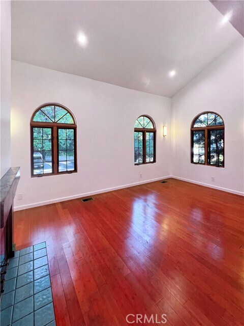 Foto del edificio - 8570 Wonderland Ave
