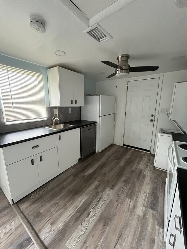Building Photo - Recently updated, 2 bedroom house with lar...