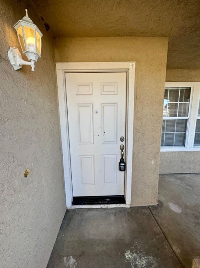 Building Photo - 3 bedroom Temecula home available for LEASE!