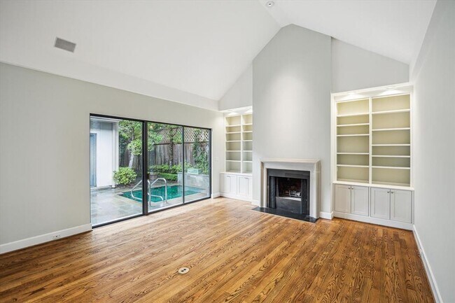Foto del edificio - 5134 Longmont Dr