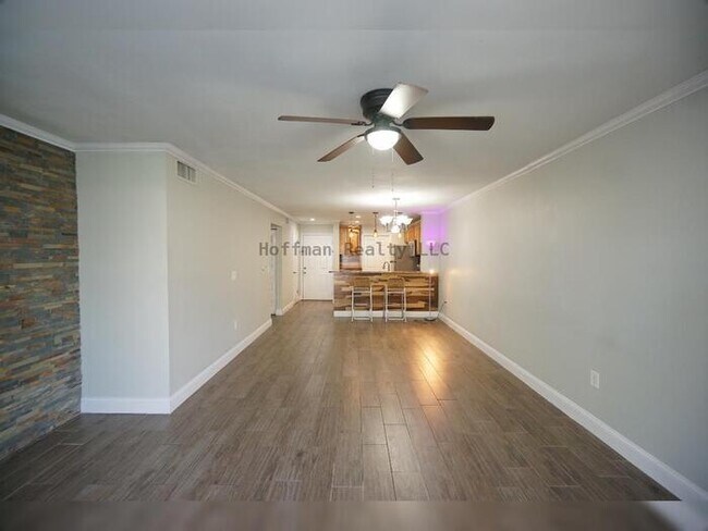 Foto del edificio - Beautiful 2-Bedroom Condo with Lake Views in Carrollwood