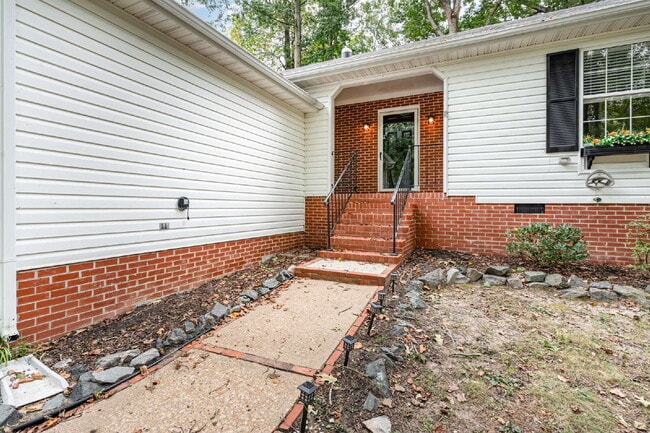 Building Photo - Charming One-Level Home in Quiet Cul-de-Sa...