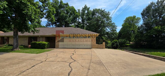 Building Photo - Spacious and Stunning 3 Bedroom 2 Bath Home in Longview!