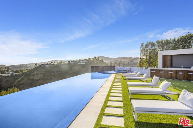 Foto del edificio - 1033 Somera Rd