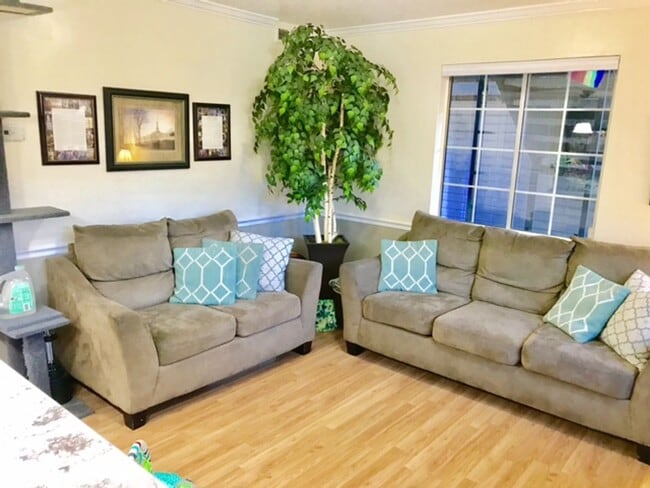 Building Photo - Pet Friendly Townhome in Provo