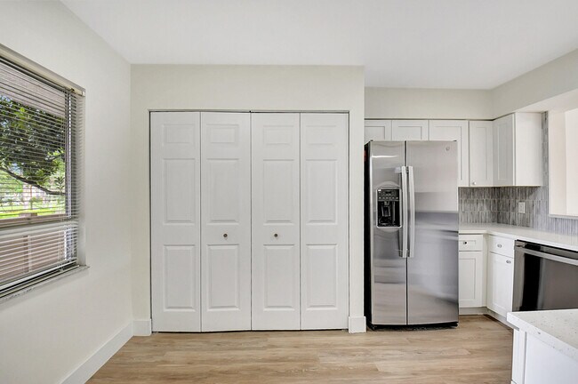 Building Photo - 14360 Strathmore Ln