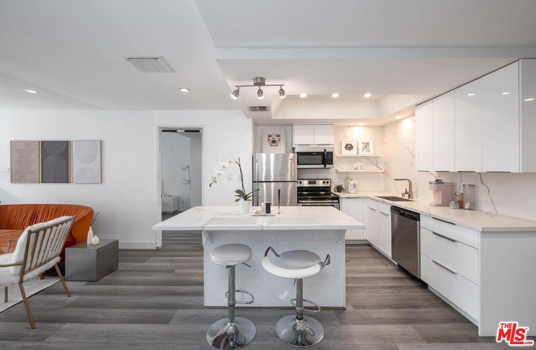 Foto principal - 321 S San Vicente Blvd