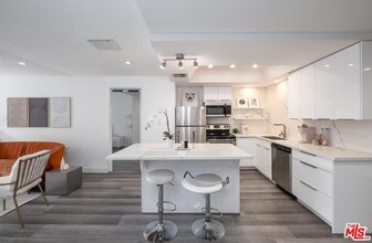 Building Photo - 321 S San Vicente Blvd