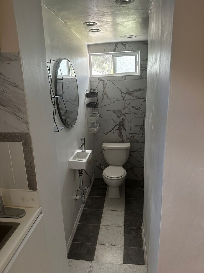 Building Photo - 1370 NE 153rd St