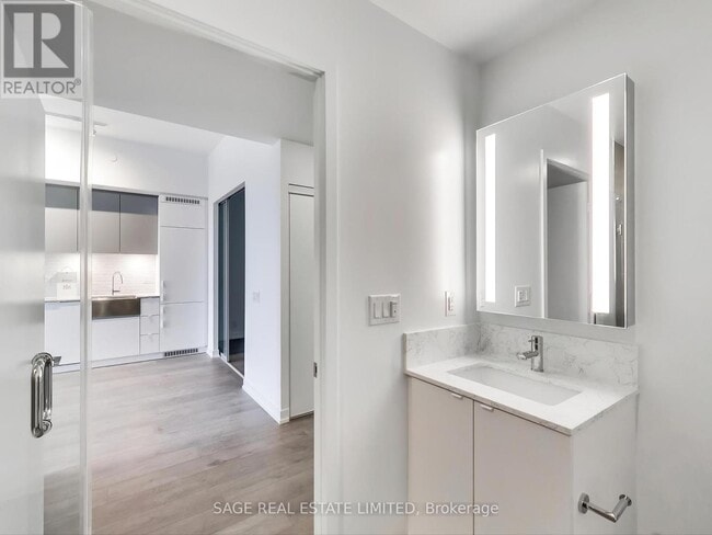 Building Photo - 270-1270 Dufferin St