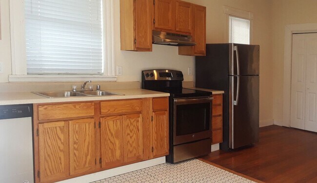 Foto del edificio - Vintage, Renovated SF House! High Ceilings, HW Floors, Covered Porch, Off-Street Parking!