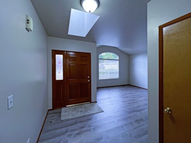 Building Photo - APPROVED APPLICATION-Light & bright 4 bedr...