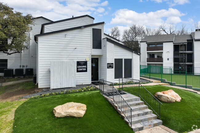 Leasing Office Entrance - Chapman