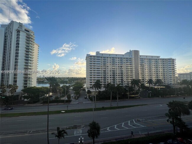 Foto del edificio - 5555 Collins Ave
